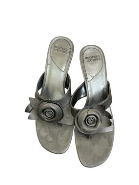 Mootsies Tootsies Flower Silver Slip-On Size 9.5 Sandals